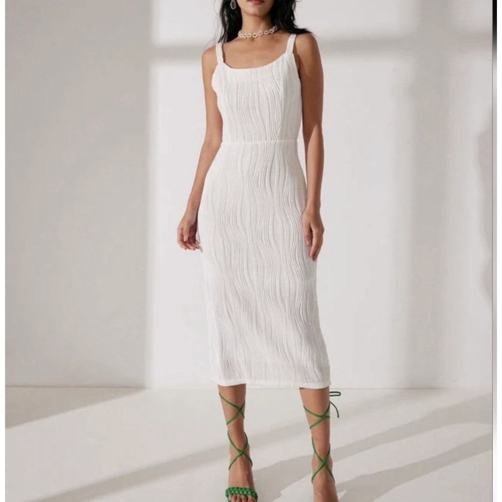 NEW RIHOAS Size Medium Water Ripple Textured White Backless Midi Dress Stretch